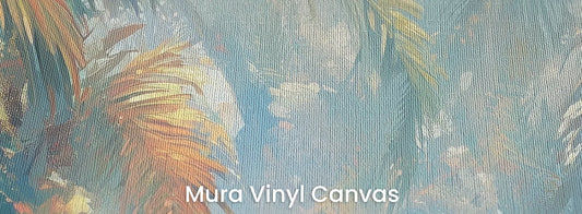 Zbliżenie na fototapetę LUMINOUS PALMS - tapeta z tropikalną dżunglą w promieniach słońca na podłożu o fakturze płótna.