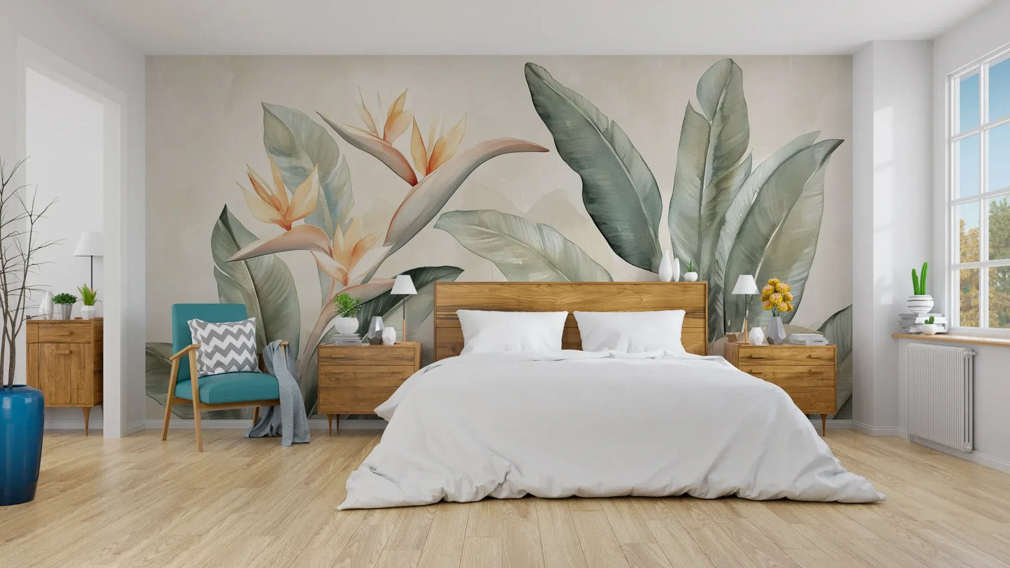 Wzór fototapety PARADISE HELICONIA - tapeta z egzotycznymi kwiatami strelicji w pastelowych odcieniach pokazanej w aranżacji sypialni.