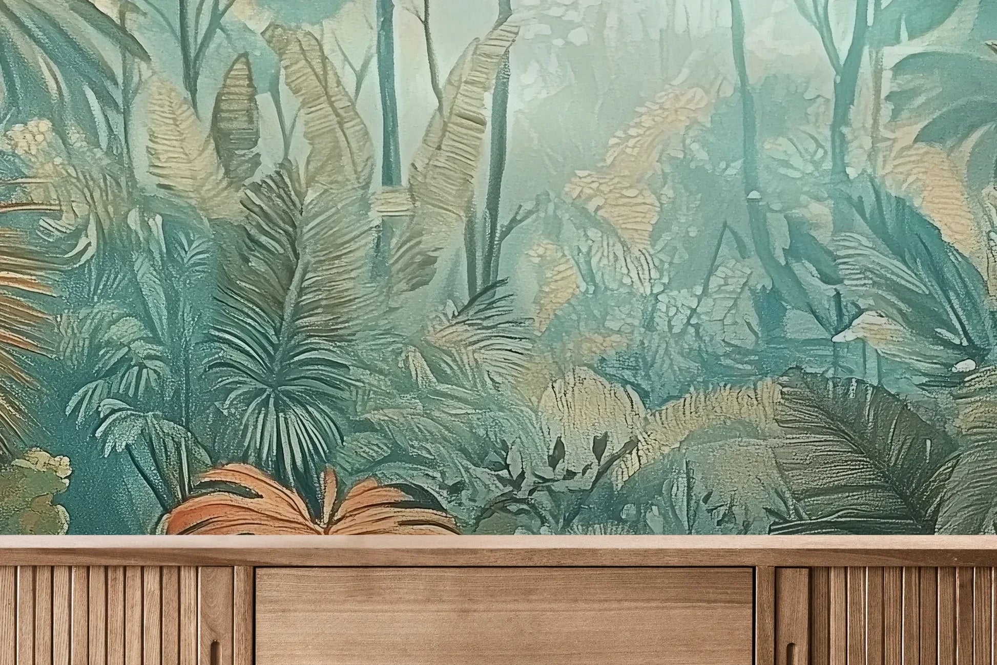 Fototapeta CORAL MIST - tapeta z tropikalną dżunglą w miętowo-koralowej poświacie pokazana w aranżacji wnętrza z akcentem na ścianie.