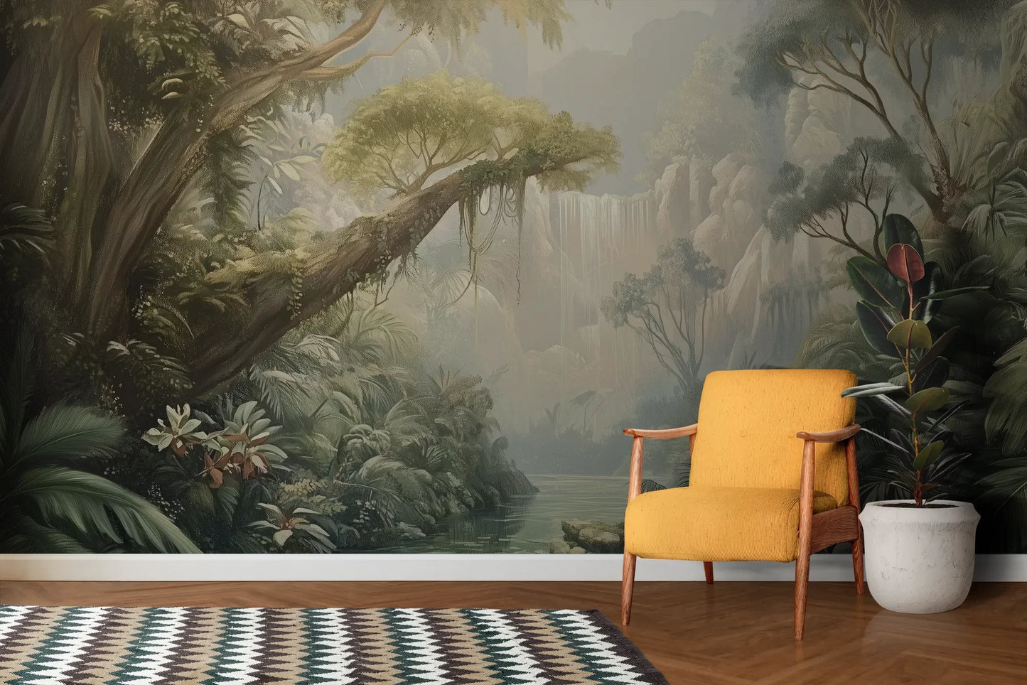 Wzór fototapety MISTY ENCHANTMENT - tapeta z tropikalną dżunglą w porannej mgle pokazanej w aranżacji salonu.