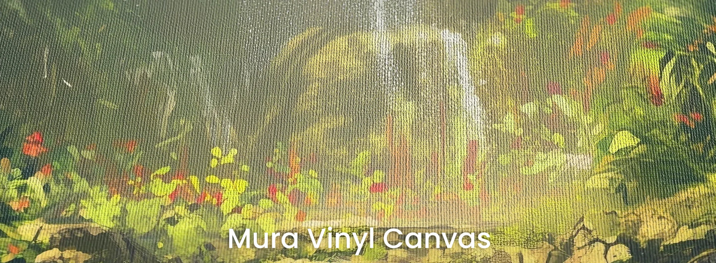 Zbliżenie na fototapetę LUMINOUS CASCADE - tapeta z magicznym wodospadem w tropikalnej dżungli na podłożu o fakturze płótna.