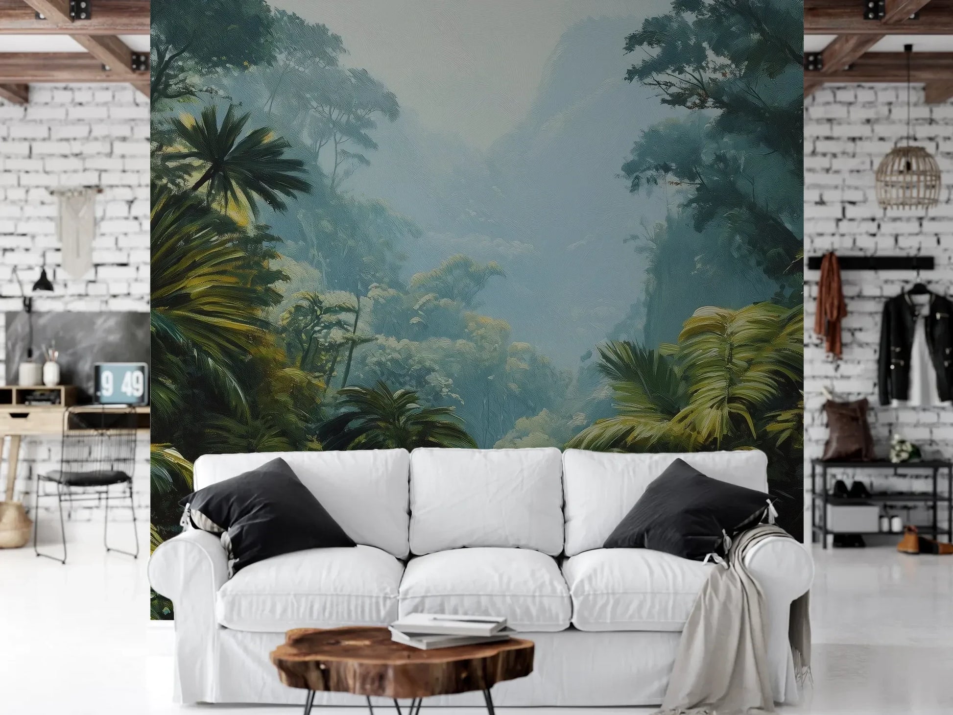 Wzór fototapety EMERALD HAZE - tapeta z tropikalną mglistą dżunglą pokazanej w aranżacji salonu.