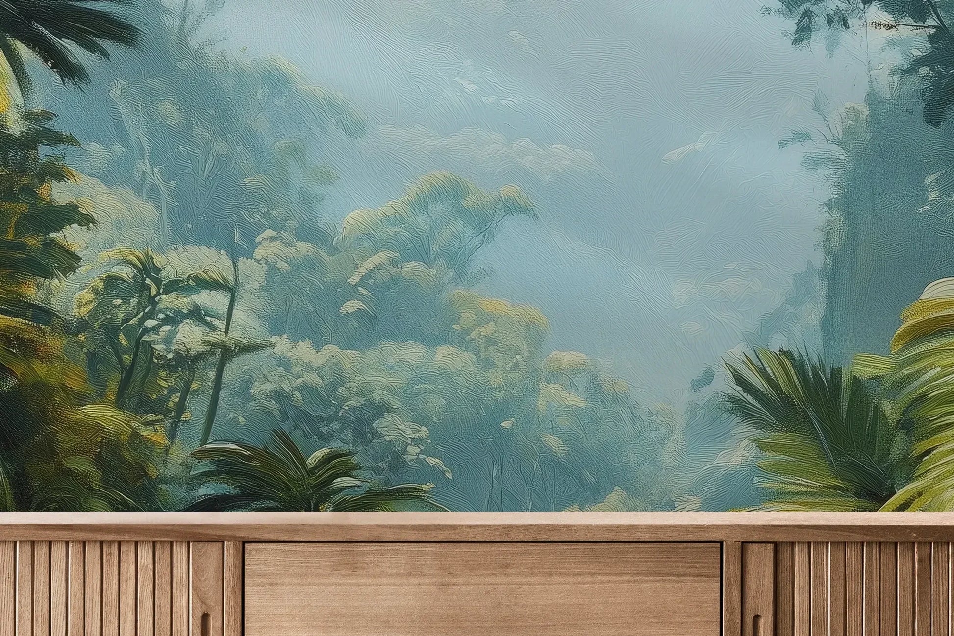 Fototapeta EMERALD HAZE - tapeta z tropikalną mglistą dżunglą pokazana w aranżacji wnętrza z akcentem na ścianie.