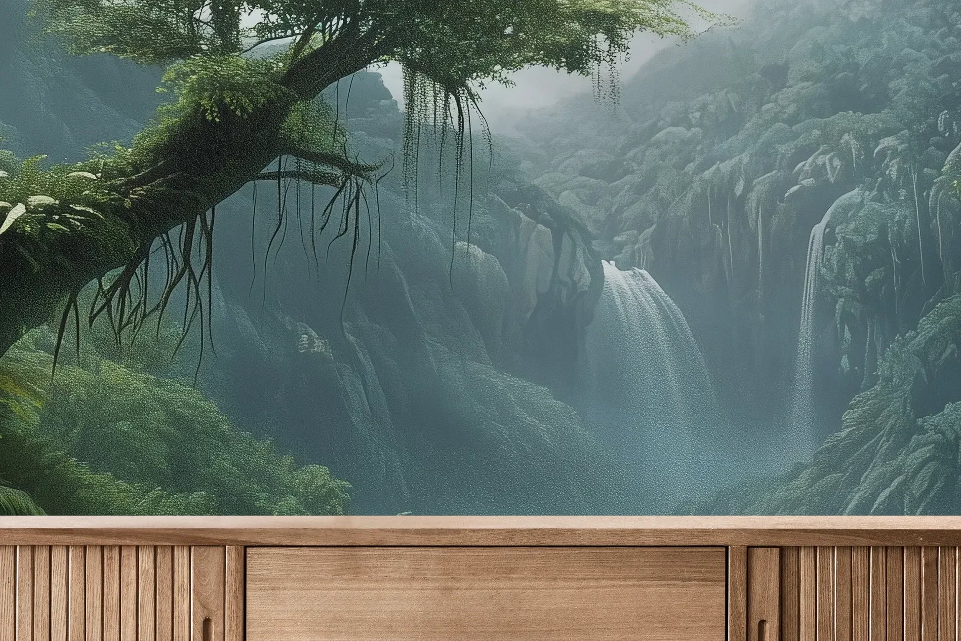 Fototapeta CRYSTAL FALLS - tapeta z mistycznym wodospadem w tropikalnej dżungli pokazana w aranżacji wnętrza z akcentem na ścianie.