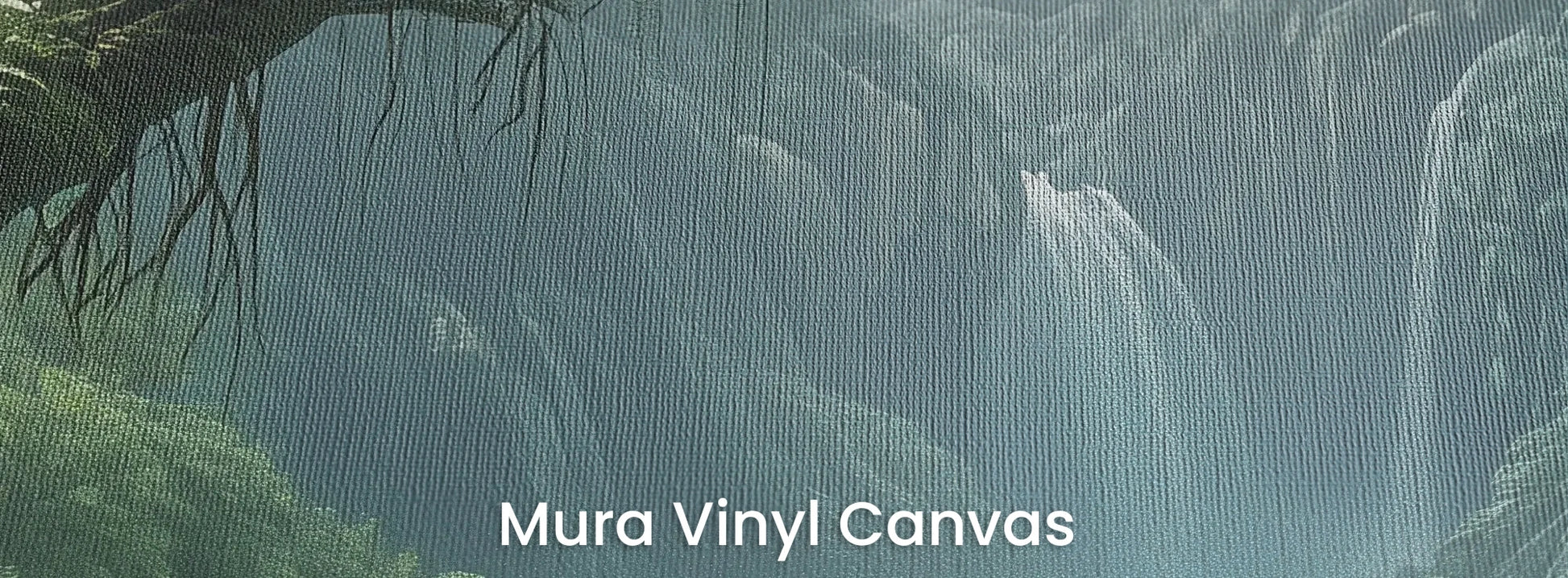 Zbliżenie na fototapetę CRYSTAL FALLS - tapeta z mistycznym wodospadem w tropikalnej dżungli na podłożu o fakturze płótna.