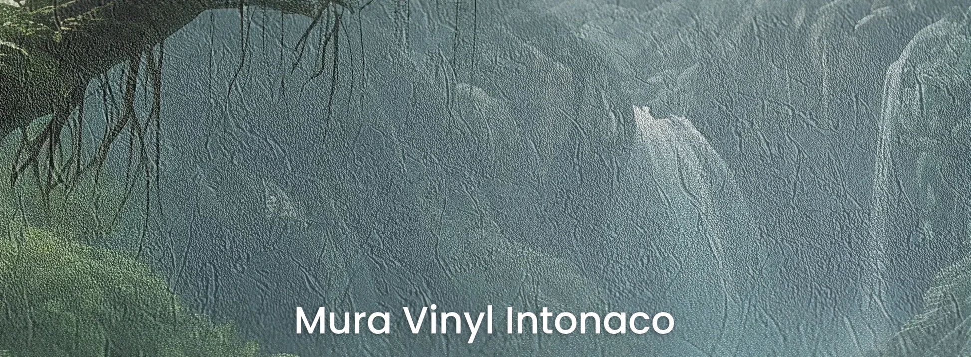 Zbliżenie na fototapetę CRYSTAL FALLS - tapeta z mistycznym wodospadem w tropikalnej dżungli na podłożu o strukturze tartego tynku.