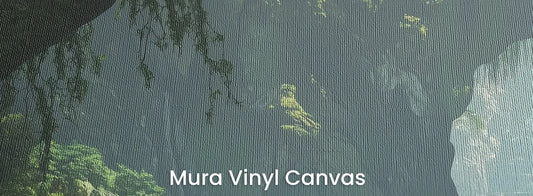 Zbliżenie na fototapetę MYSTIC PATHWAY - tapeta z mglistą ścieżką w tropikalnym lesie na podłożu o fakturze płótna.