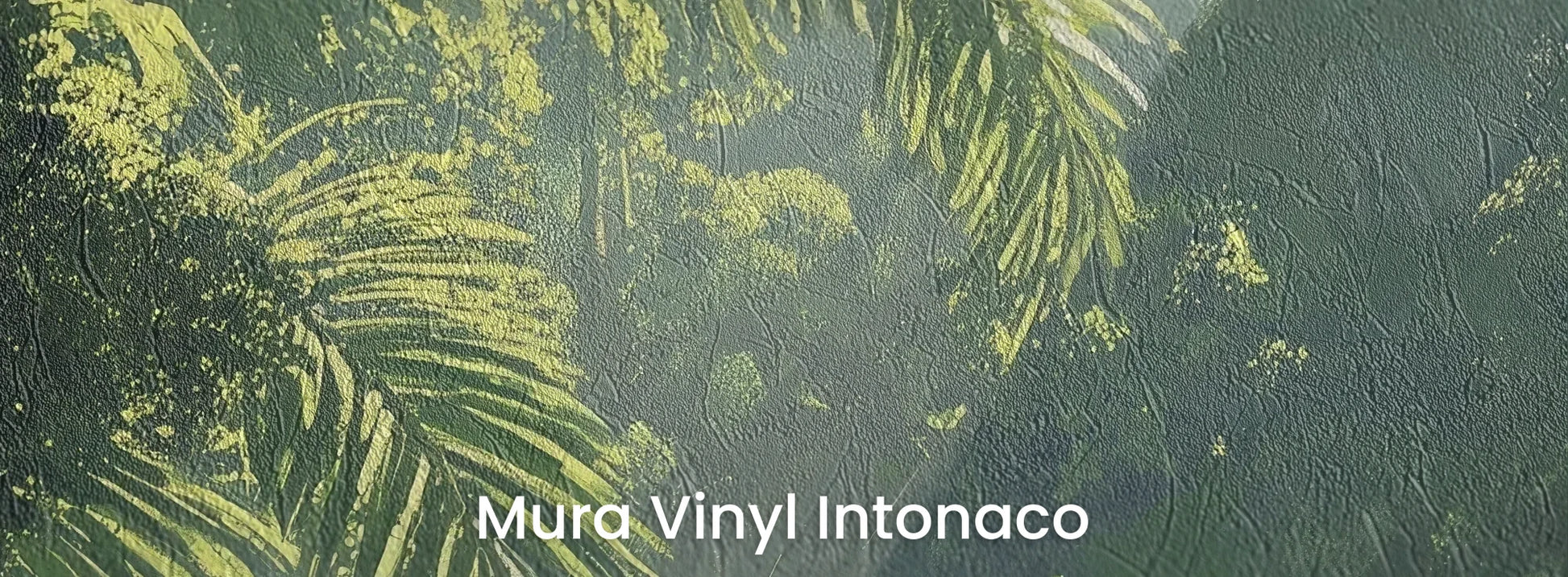 Zbliżenie na fototapetę EMERALD SANCTUARY - tapeta z tropikalnym lasem w mistycznej poświacie na podłożu o strukturze tartego tynku.