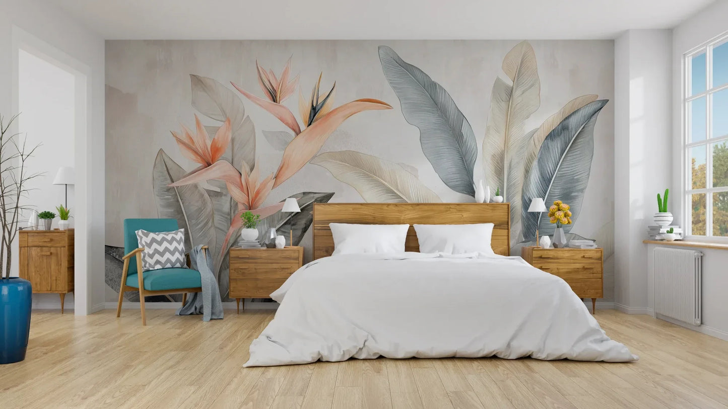 Wzór fototapety PARADISE BLOOM - tapeta z tropikalnymi kwiatami strelicji i liśćmi pokazanej w aranżacji sypialni.