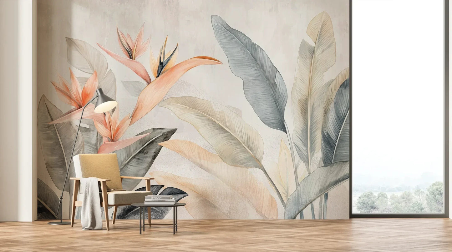 Wzór fototapety PARADISE BLOOM - tapeta z tropikalnymi kwiatami strelicji i liśćmi pokazanej w aranżacji salonu.