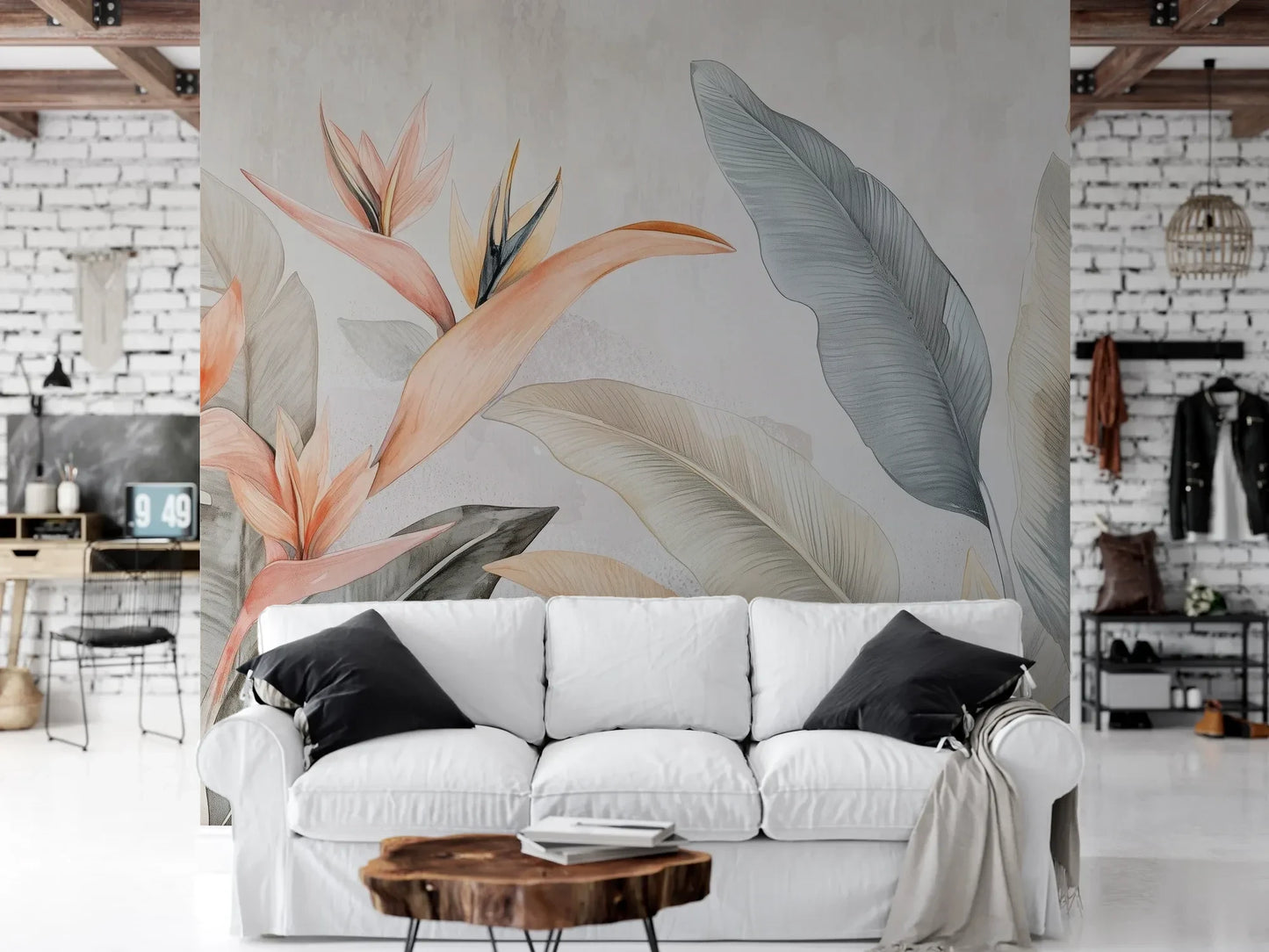 Wzór fototapety PARADISE BLOOM - tapeta z tropikalnymi kwiatami strelicji i liśćmi pokazanej w aranżacji salonu.