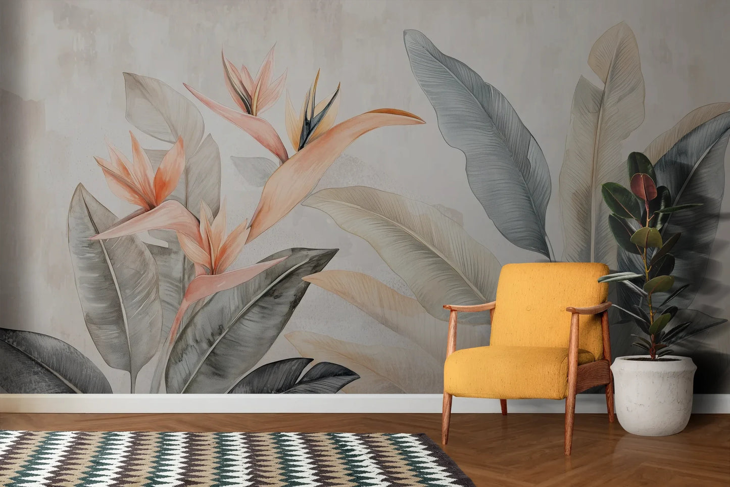 Wzór fototapety PARADISE BLOOM - tapeta z tropikalnymi kwiatami strelicji i liśćmi pokazanej w aranżacji salonu.