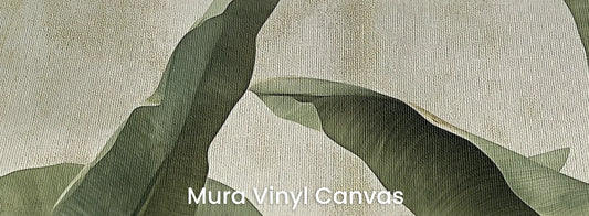 Zbliżenie na fototapetę BANANA GROVE - tapeta z tropikalnymi liśćmi bananowca na podłożu o fakturze płótna.