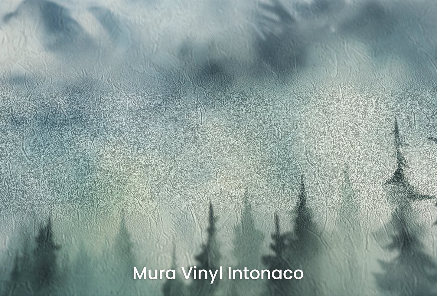 Zbliżenie na artystyczną fototapetę o nazwie Misty Pines na podłożu Mura Vinyl Intonaco - struktura tartego tynku.