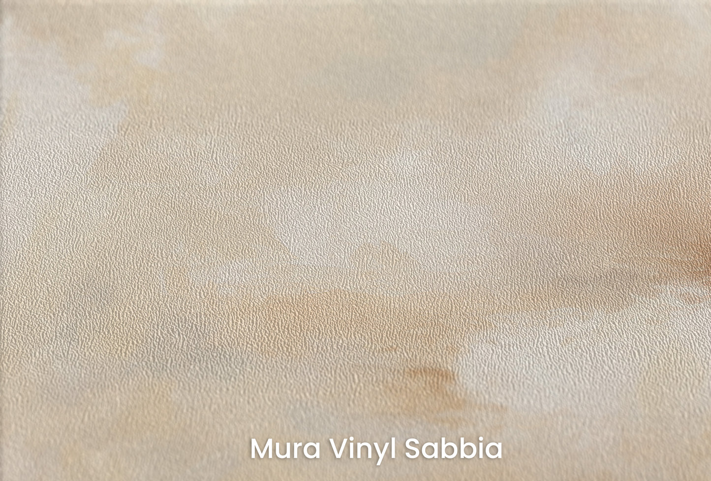 Zbliżenie na artystyczną fototapetę o nazwie DAWN WHISPER CLOUDS na podłożu Mura Vinyl Sabbia struktura grubego ziarna piasku.