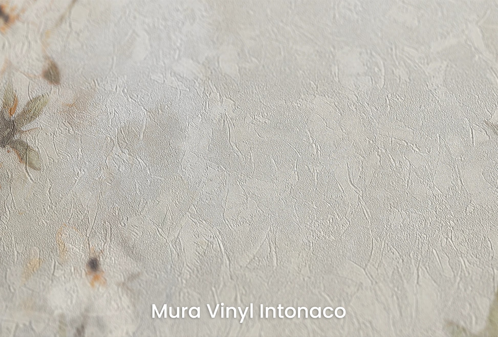 Zbliżenie na artystyczną fototapetę o nazwie TranquilGreens na podłożu Mura Vinyl Intonaco - struktura tartego tynku.