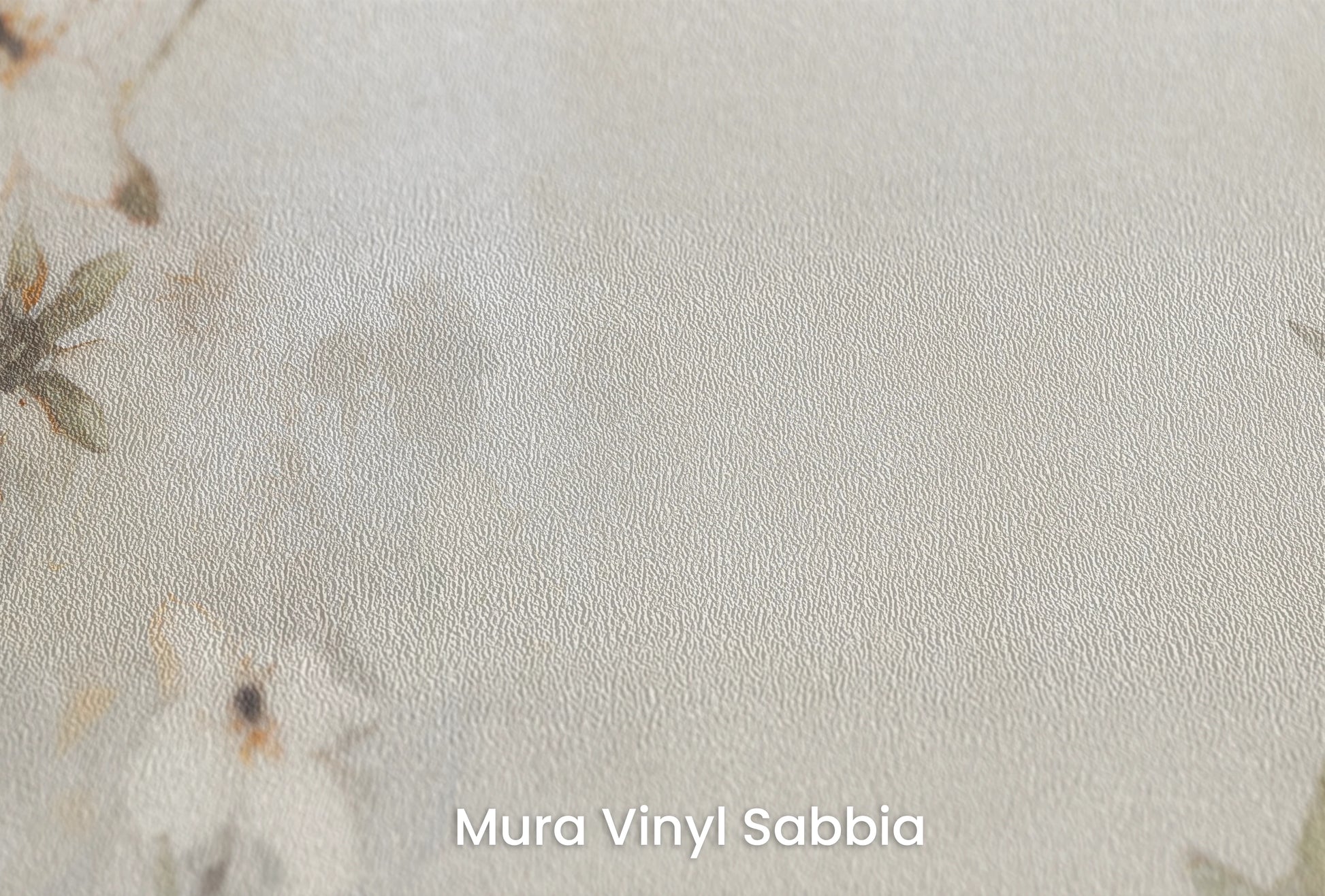 Zbliżenie na artystyczną fototapetę o nazwie TranquilGreens na podłożu Mura Vinyl Sabbia struktura grubego ziarna piasku.