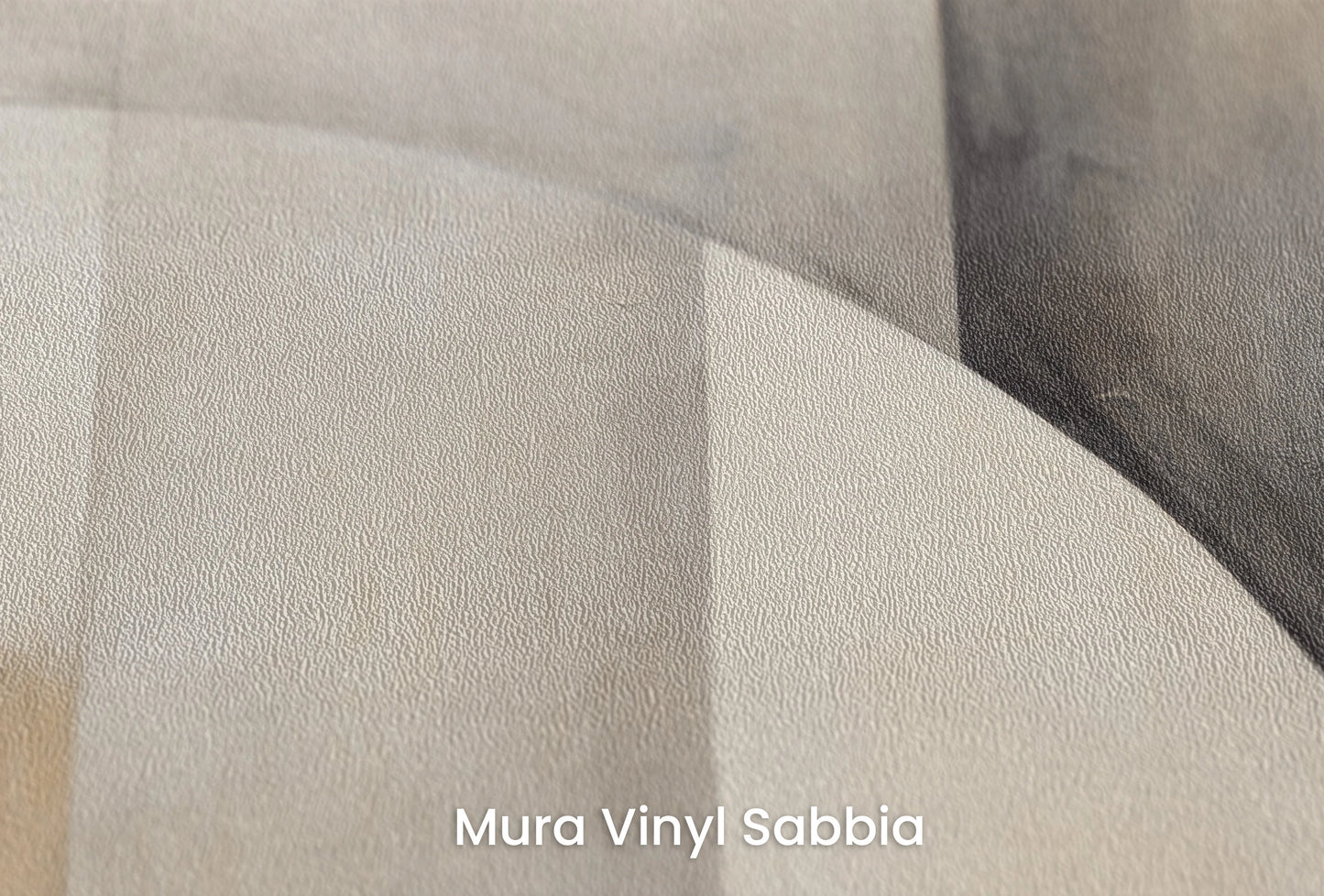Zbliżenie na artystyczną fototapetę o nazwie Abstract Harmony #3 na podłożu Mura Vinyl Sabbia struktura grubego ziarna piasku.
