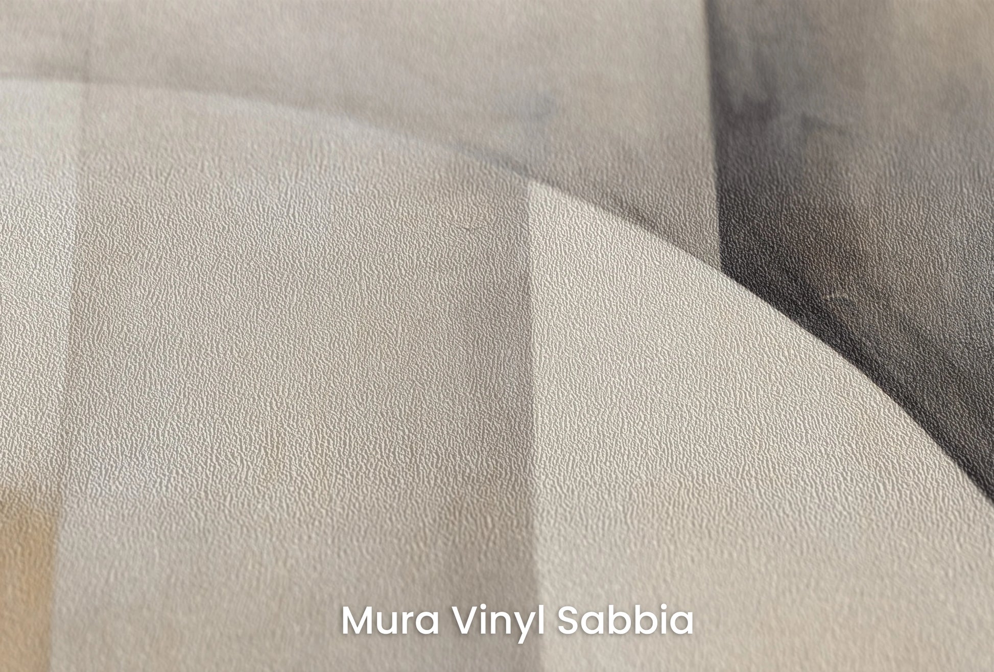 Zbliżenie na artystyczną fototapetę o nazwie Abstract Harmony #3 na podłożu Mura Vinyl Sabbia struktura grubego ziarna piasku.