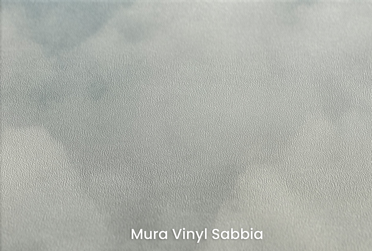 Zbliżenie na artystyczną fototapetę o nazwie SOFT CLOUDS REPOSE na podłożu Mura Vinyl Sabbia struktura grubego ziarna piasku.