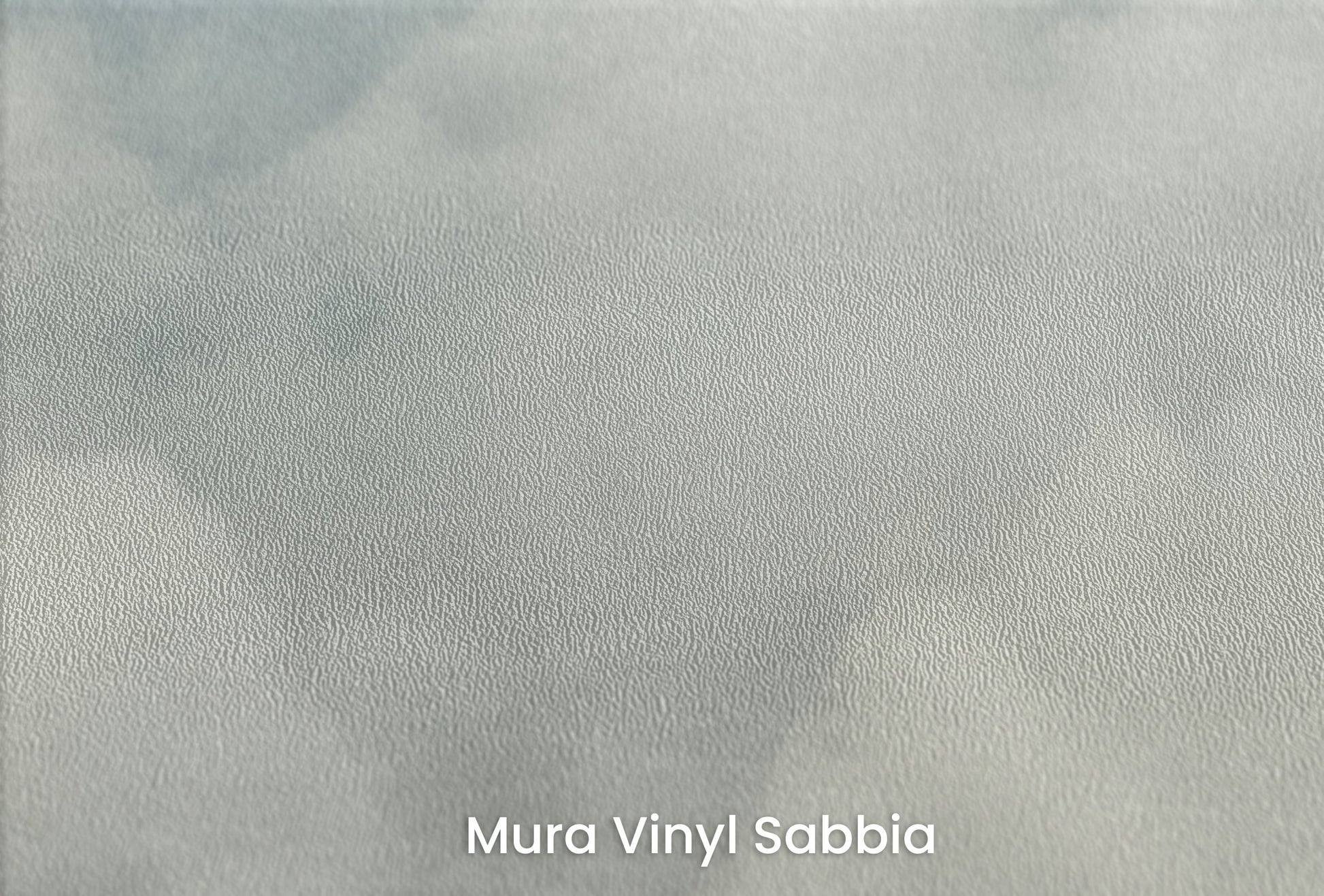 Zbliżenie na artystyczną fototapetę o nazwie SOFT CLOUDS REPOSE na podłożu Mura Vinyl Sabbia struktura grubego ziarna piasku.