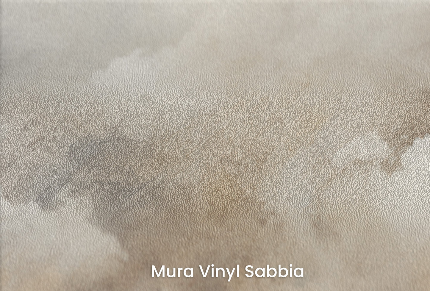 Zbliżenie na artystyczną fototapetę o nazwie TUMULTUOUS SKY THEATRE na podłożu Mura Vinyl Sabbia struktura grubego ziarna piasku.