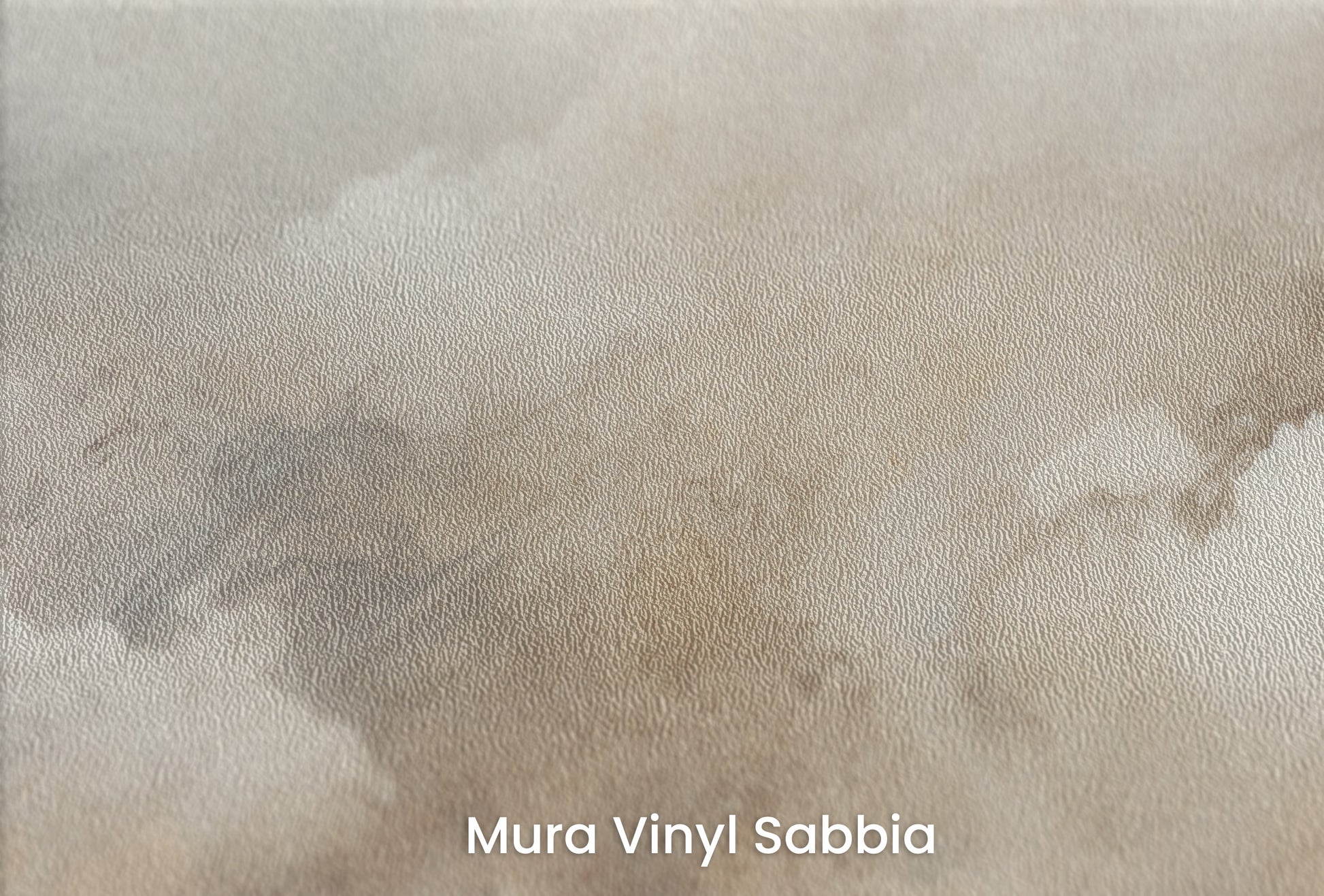 Zbliżenie na artystyczną fototapetę o nazwie TUMULTUOUS SKY THEATRE na podłożu Mura Vinyl Sabbia struktura grubego ziarna piasku.