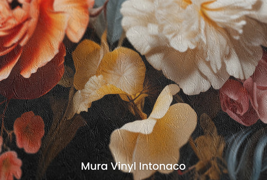 Zbliżenie na artystyczną fototapetę o nazwie Baroque Splendor #2 na podłożu Mura Vinyl Intonaco - struktura tartego tynku.