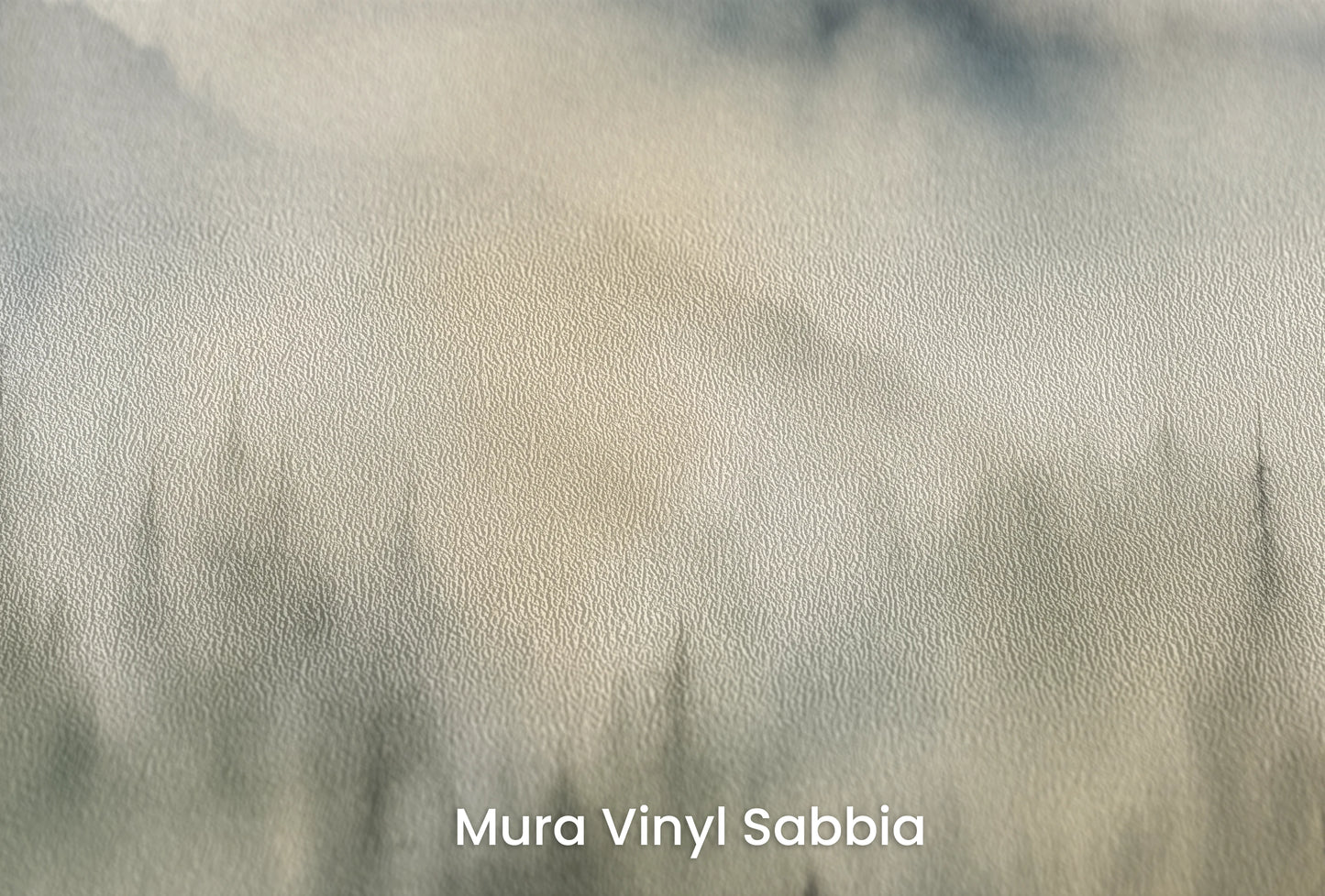 Zbliżenie na artystyczną fototapetę o nazwie Misty Dawn na podłożu Mura Vinyl Sabbia struktura grubego ziarna piasku.