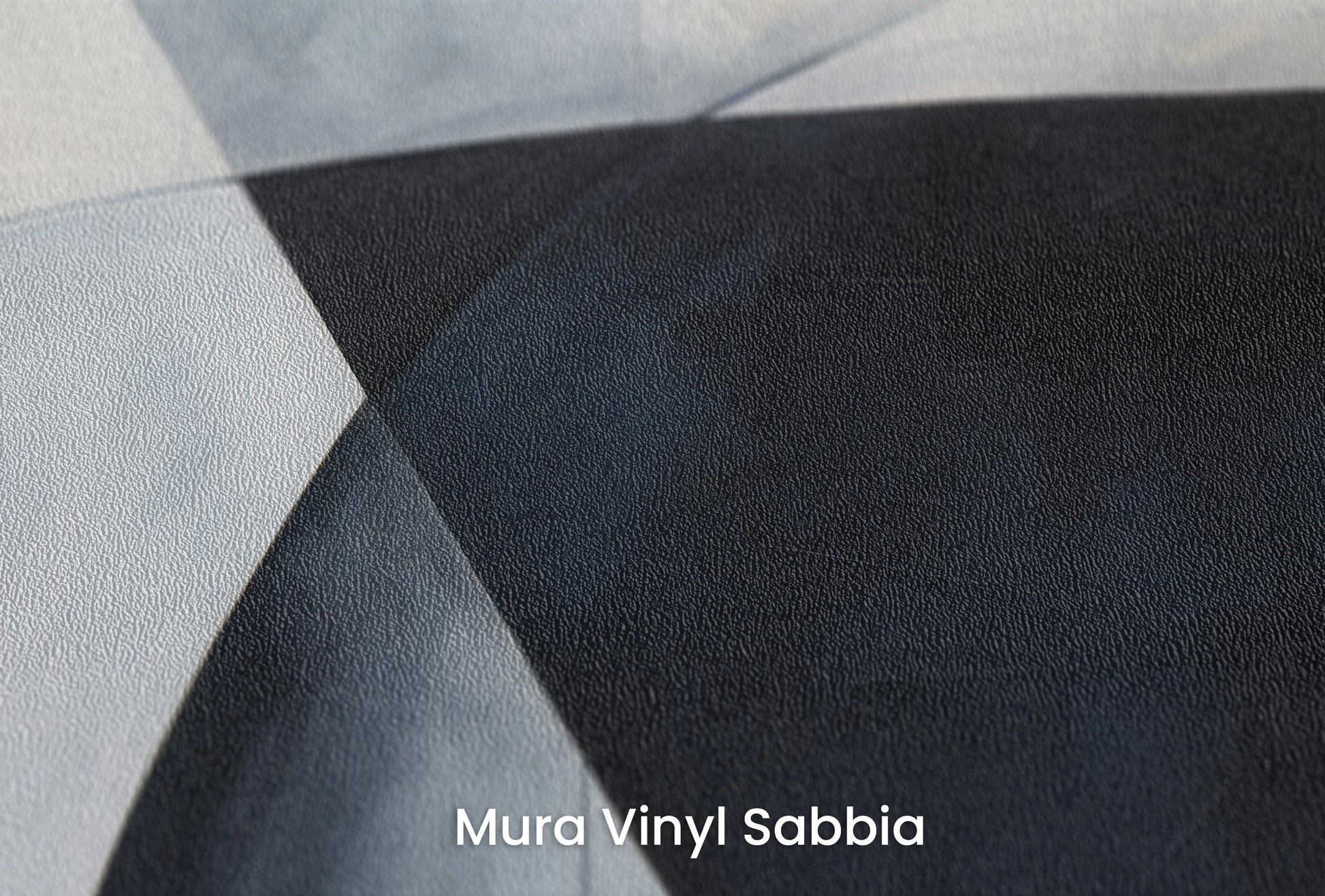 Zbliżenie na artystyczną fototapetę o nazwie Abstract Curves na podłożu Mura Vinyl Sabbia struktura grubego ziarna piasku.