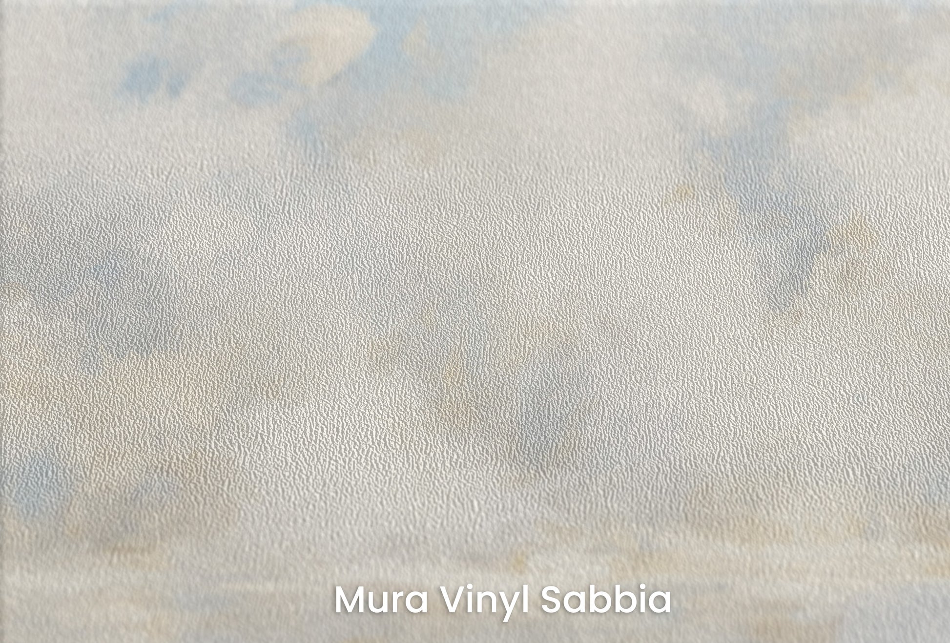Zbliżenie na artystyczną fototapetę o nazwie AURORAL MIST HORIZON na podłożu Mura Vinyl Sabbia struktura grubego ziarna piasku.