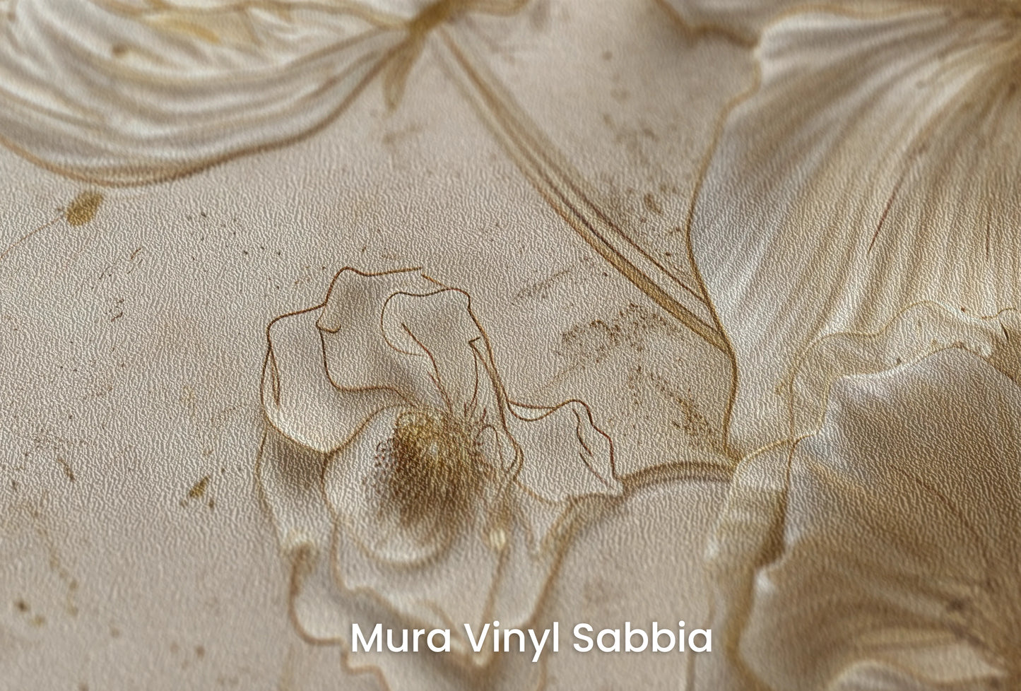 Zbliżenie na artystyczną fototapetę o nazwie Golden Petals na podłożu Mura Vinyl Sabbia struktura grubego ziarna piasku.