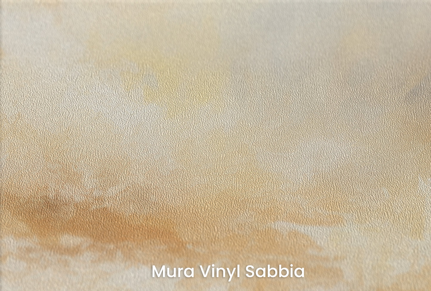 Zbliżenie na artystyczną fototapetę o nazwie SUNLIT HAZE REFLECTION na podłożu Mura Vinyl Sabbia struktura grubego ziarna piasku.