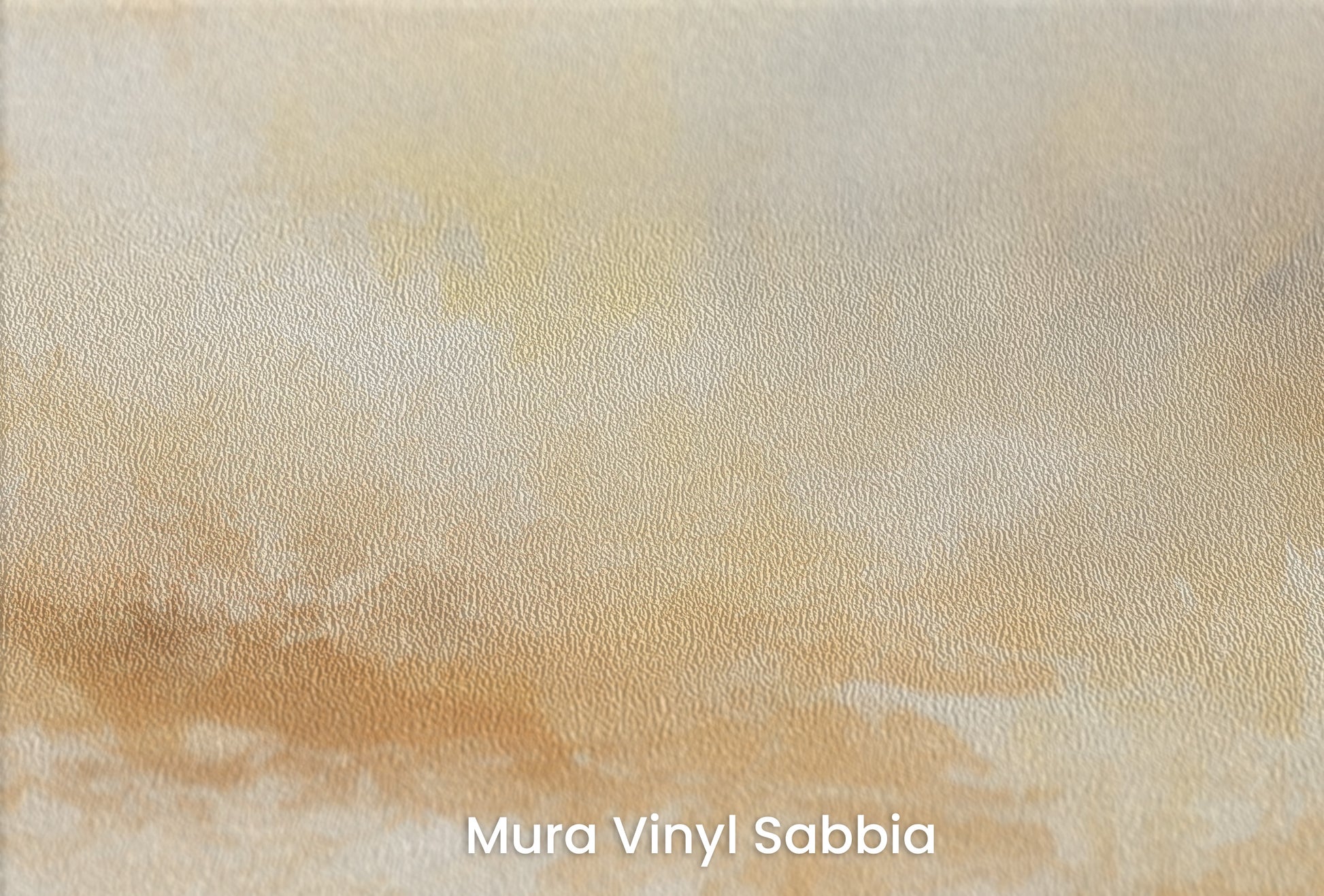 Zbliżenie na artystyczną fototapetę o nazwie SUNLIT HAZE REFLECTION na podłożu Mura Vinyl Sabbia struktura grubego ziarna piasku.