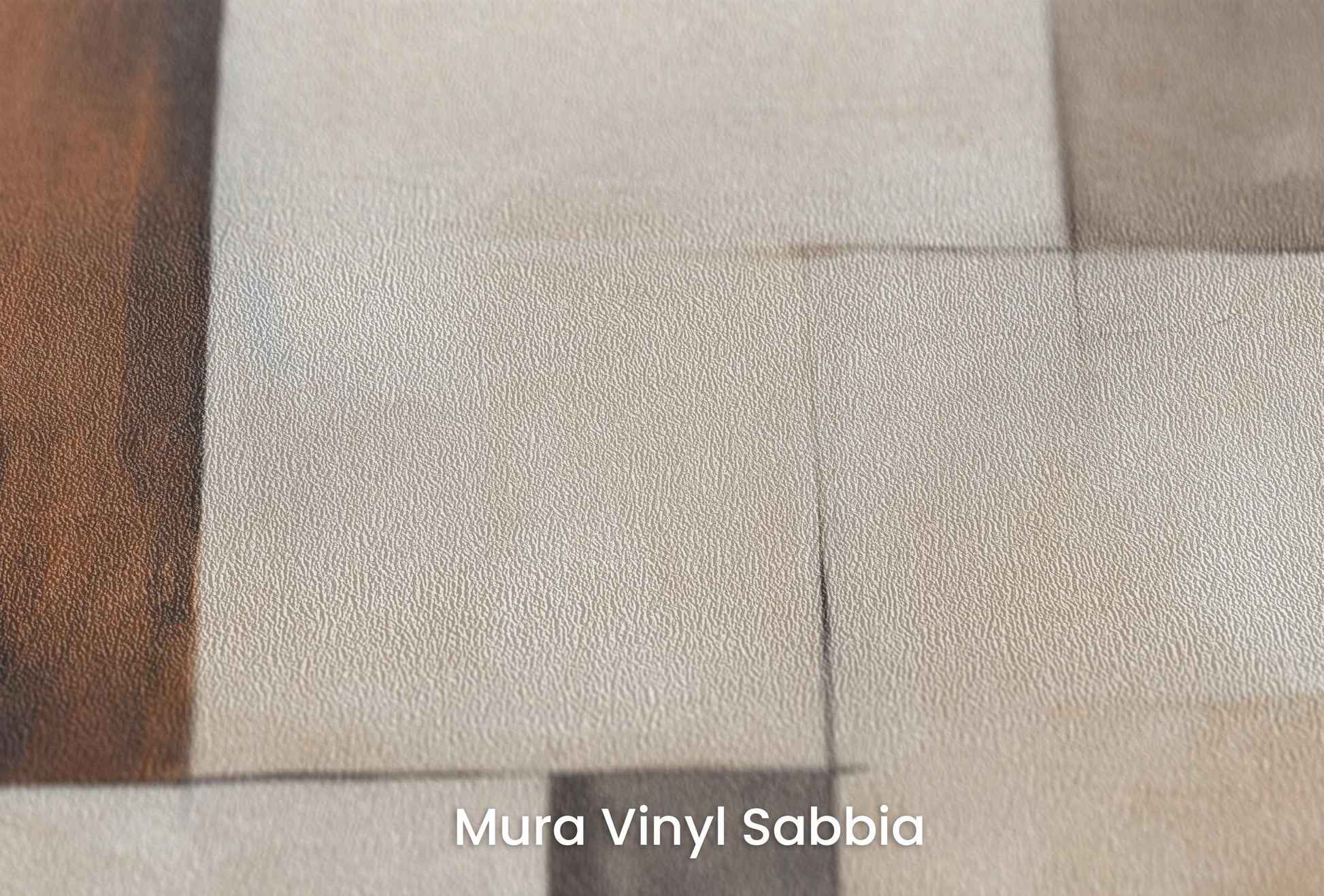 Zbliżenie na artystyczną fototapetę o nazwie Abstract Earth Tones na podłożu Mura Vinyl Sabbia struktura grubego ziarna piasku.