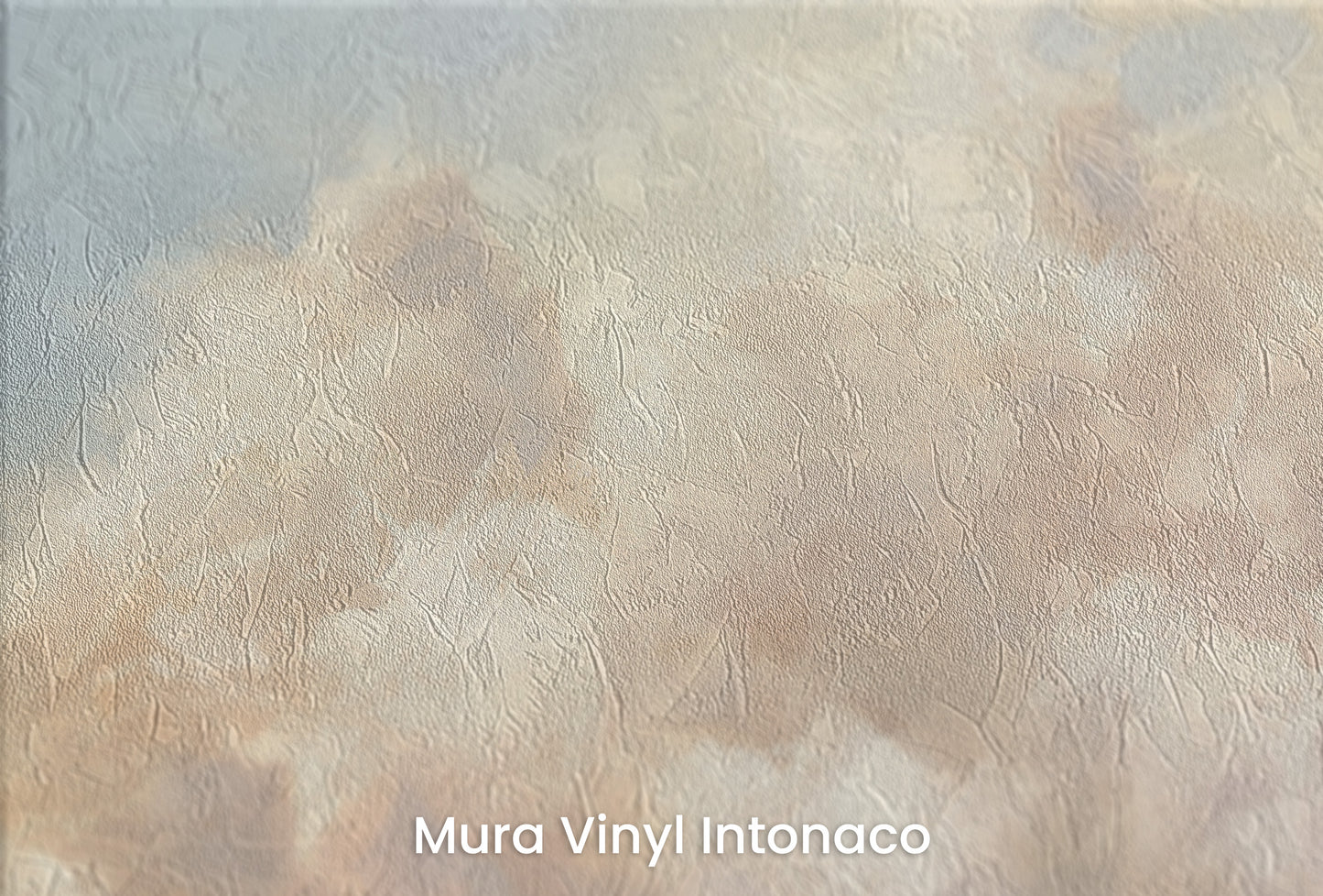 Zbliżenie na artystyczną fototapetę o nazwie TWILIGHT SERENADE GLOW na podłożu Mura Vinyl Intonaco - struktura tartego tynku.