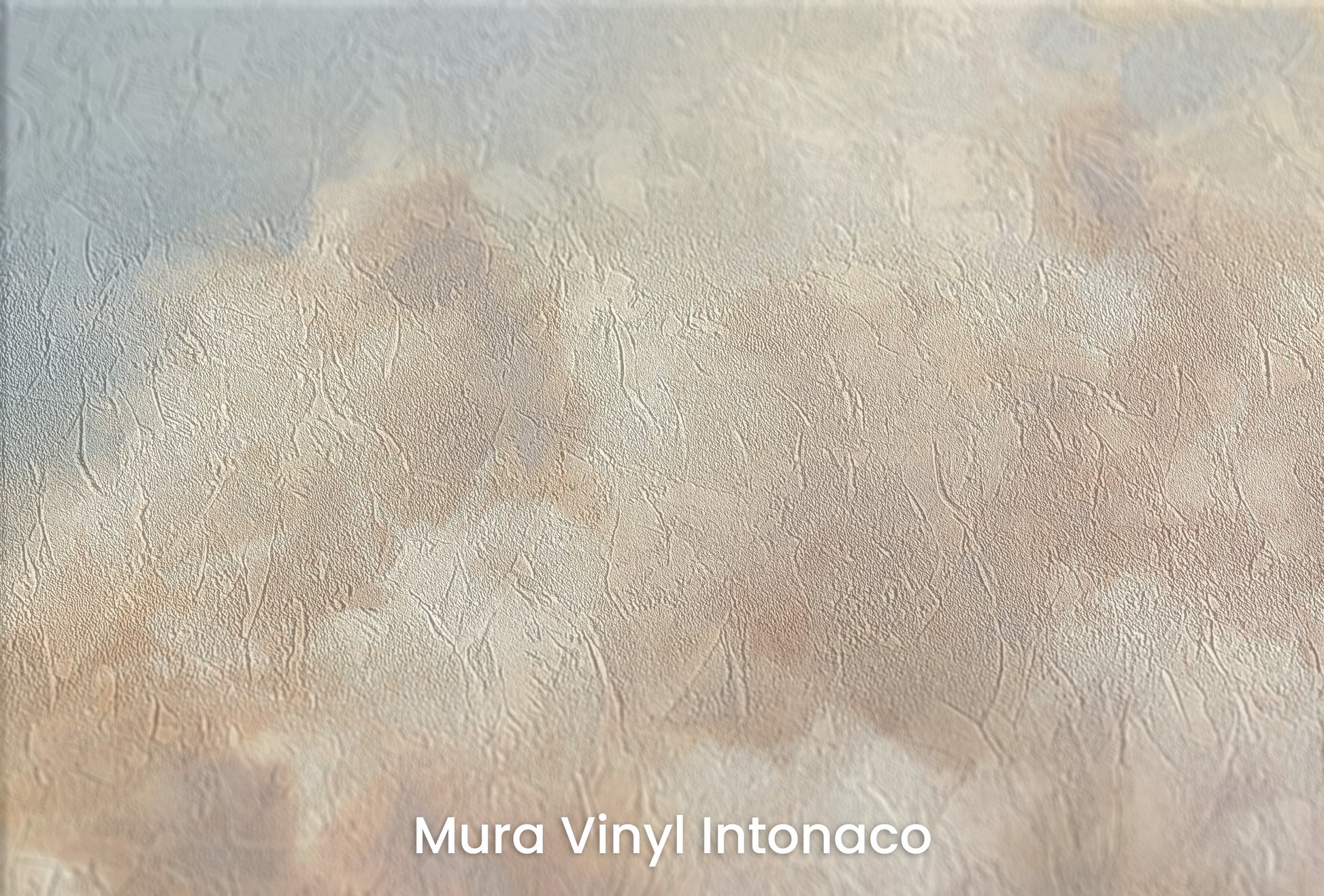 Zbliżenie na artystyczną fototapetę o nazwie TWILIGHT SERENADE GLOW na podłożu Mura Vinyl Intonaco - struktura tartego tynku.