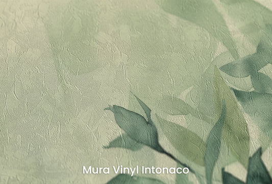 Zbliżenie na artystyczną fototapetę o nazwie Whispering Greens na podłożu Mura Vinyl Intonaco - struktura tartego tynku.