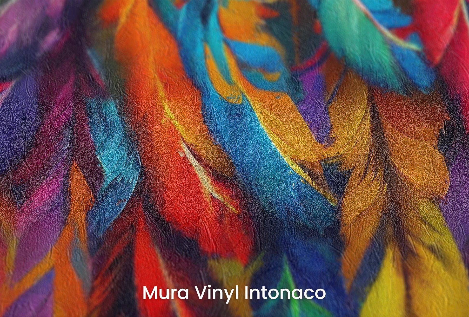 Zbliżenie na artystyczną fototapetę o nazwie Rainbow Plumage na podłożu Mura Vinyl Intonaco - struktura tartego tynku.