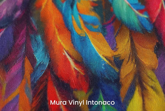 Zbliżenie na artystyczną fototapetę o nazwie Rainbow Plumage na podłożu Mura Vinyl Intonaco - struktura tartego tynku.