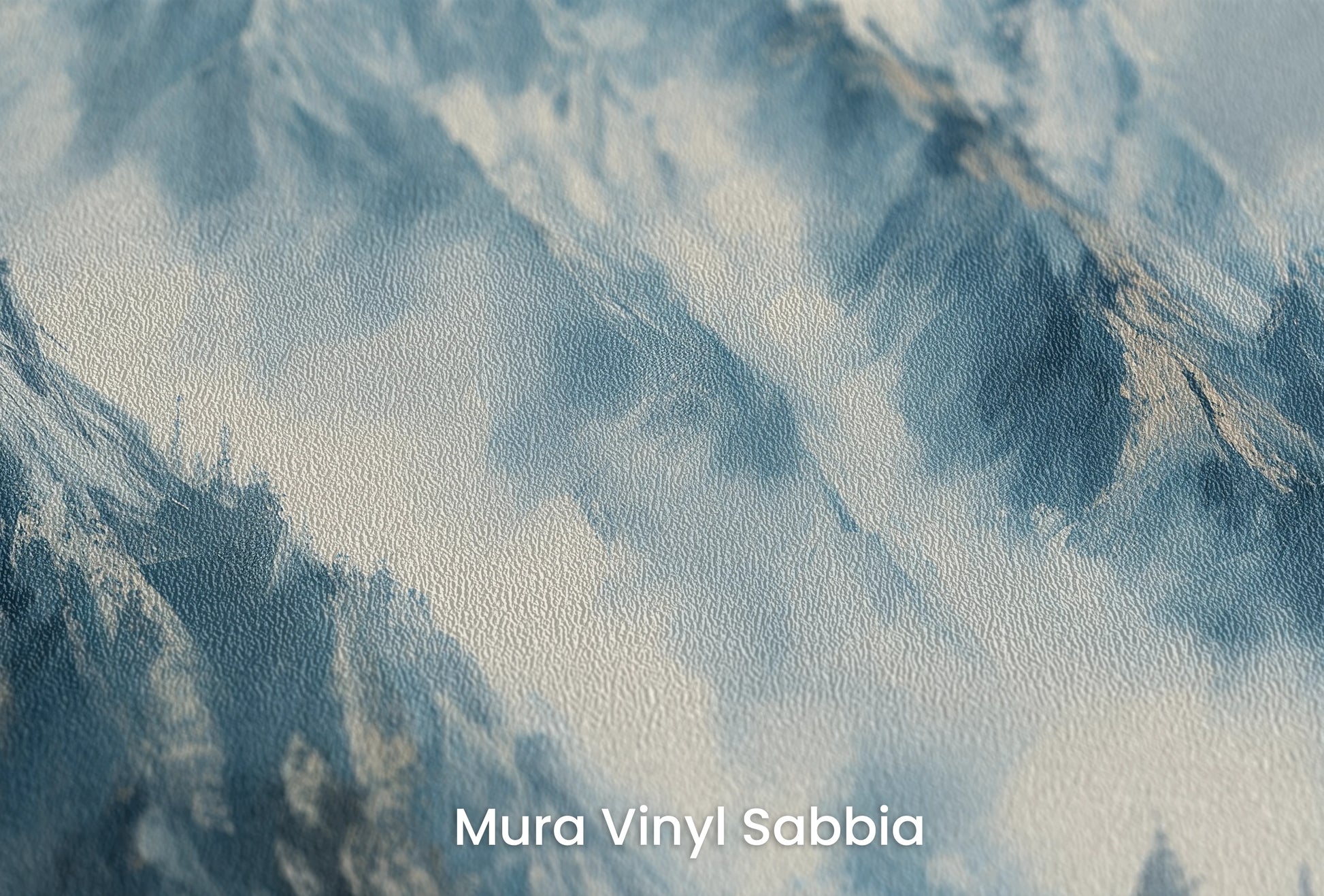 Zbliżenie na artystyczną fototapetę o nazwie Icy Peaks na podłożu Mura Vinyl Sabbia struktura grubego ziarna piasku.