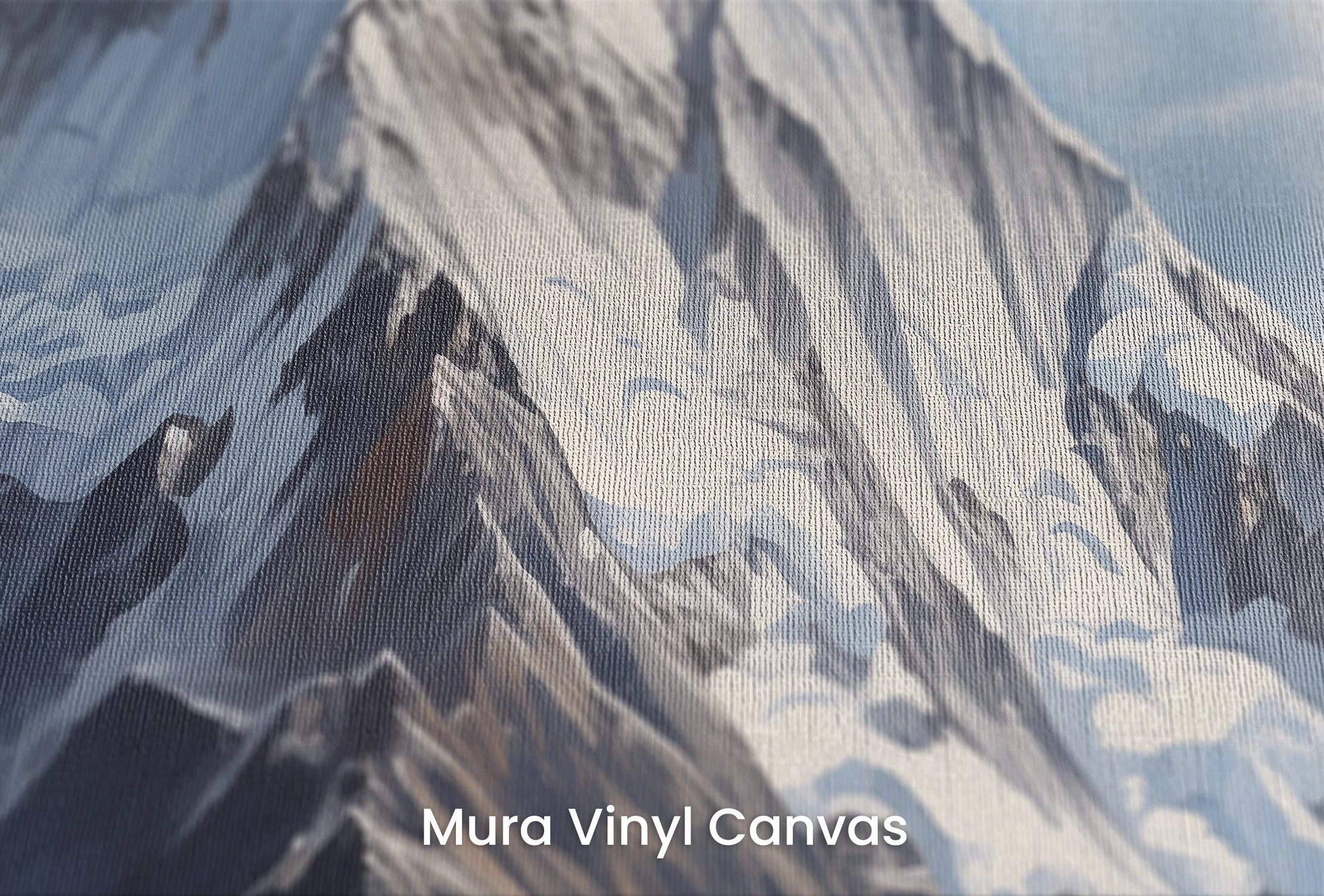 Zbliżenie na artystyczną fototapetę o nazwie Alpine Grandeur na podłożu Mura Vinyl Canvas - faktura naturalnego płótna.