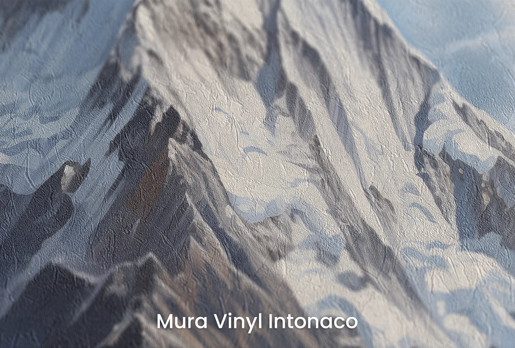 Zbliżenie na artystyczną fototapetę o nazwie Alpine Grandeur na podłożu Mura Vinyl Intonaco - struktura tartego tynku.