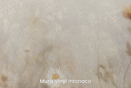 Zbliżenie na artystyczną fototapetę o nazwie Misty Daisies na podłożu Mura Vinyl Intonaco - struktura tartego tynku.