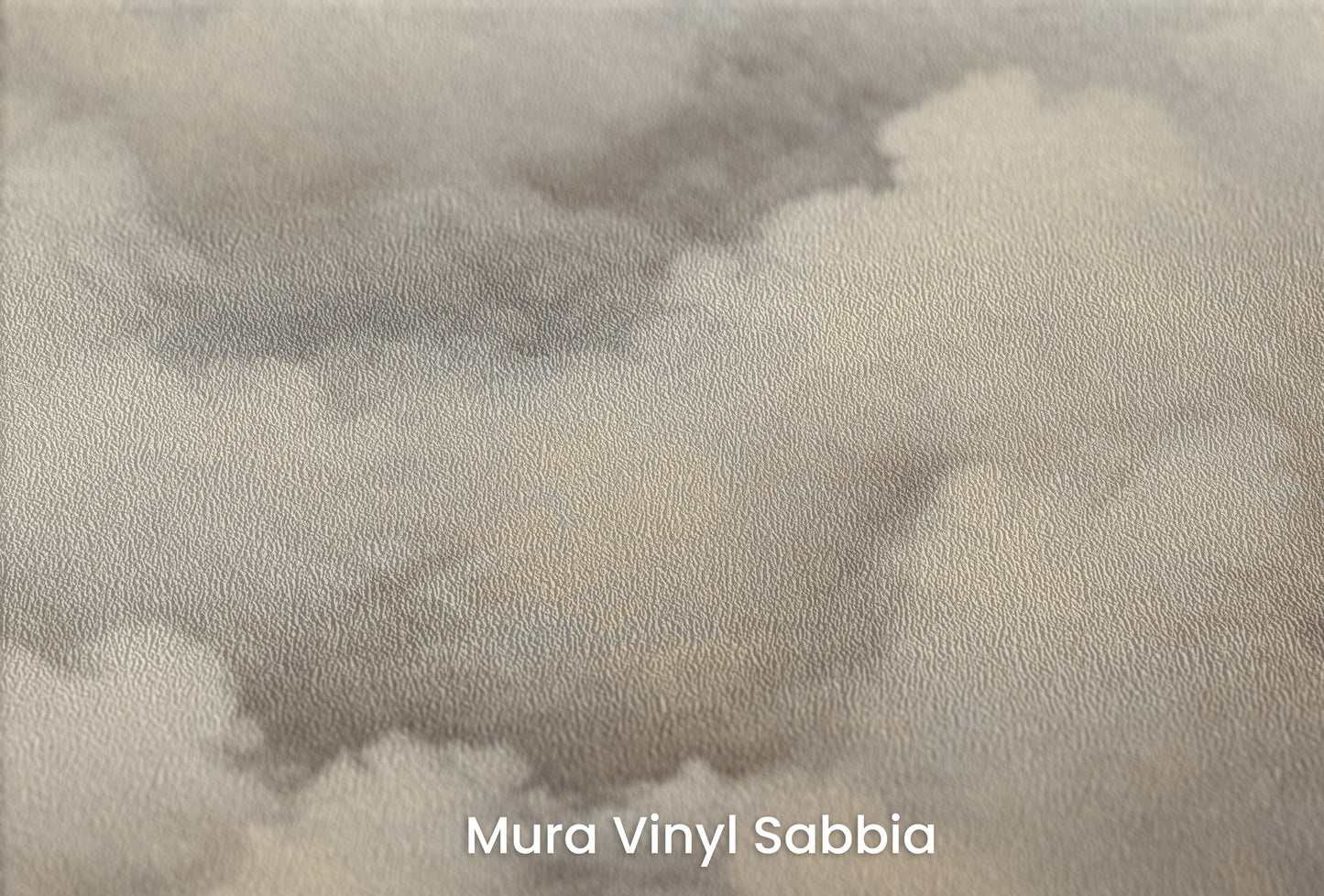 Zbliżenie na artystyczną fototapetę o nazwie WHISPERING CLOUDS CANVAS na podłożu Mura Vinyl Sabbia struktura grubego ziarna piasku.