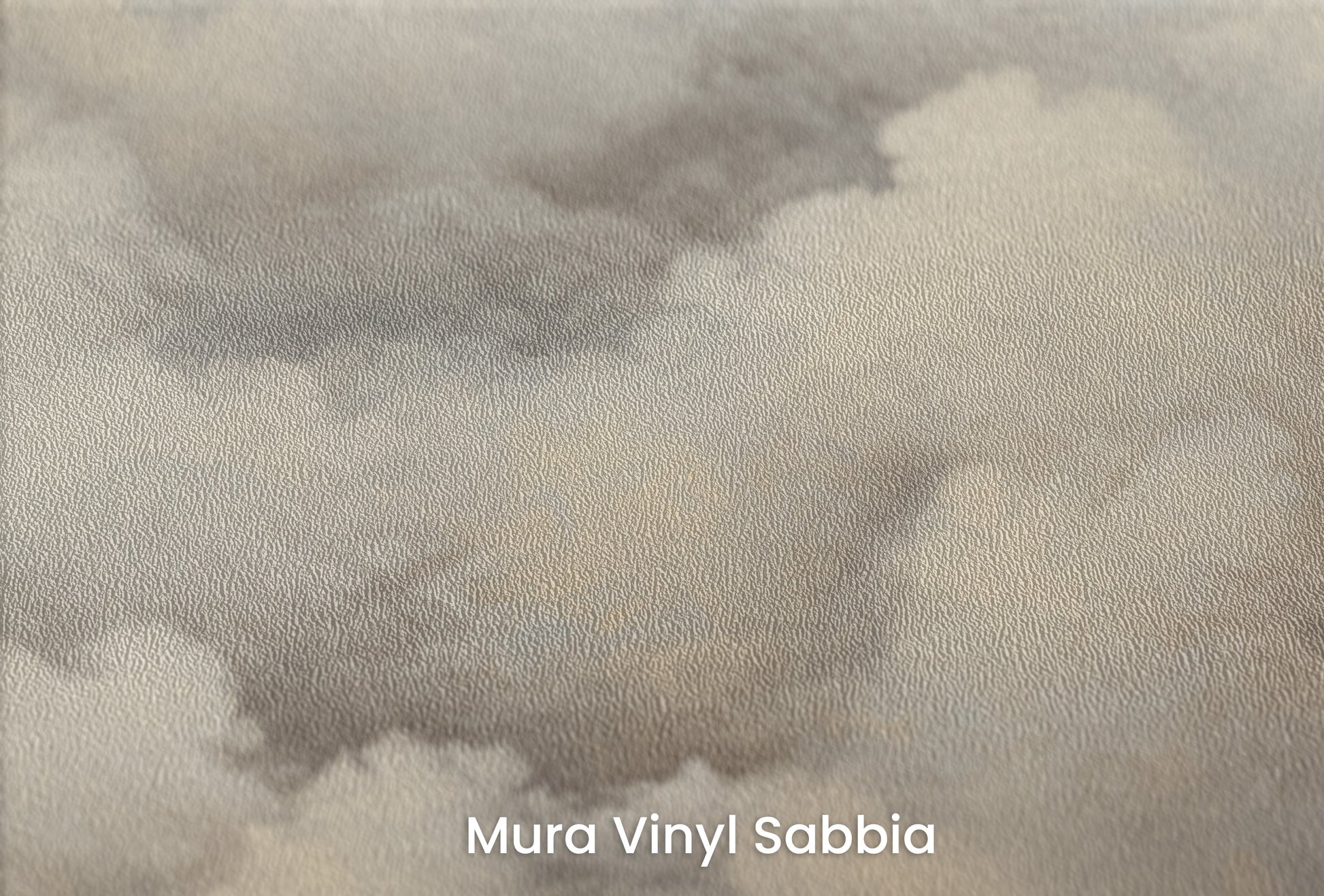 Zbliżenie na artystyczną fototapetę o nazwie WHISPERING CLOUDS CANVAS na podłożu Mura Vinyl Sabbia struktura grubego ziarna piasku.