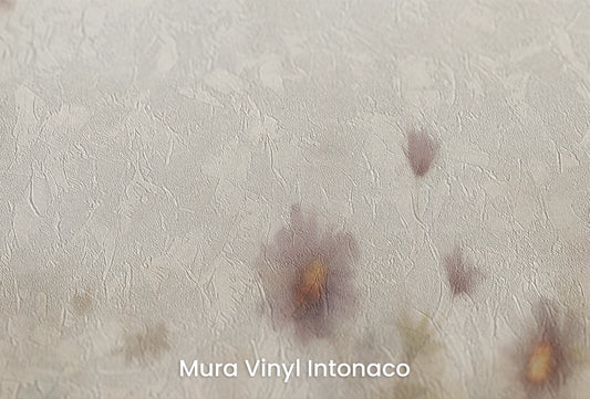 Zbliżenie na artystyczną fototapetę o nazwie Serene Blossoms na podłożu Mura Vinyl Intonaco - struktura tartego tynku.