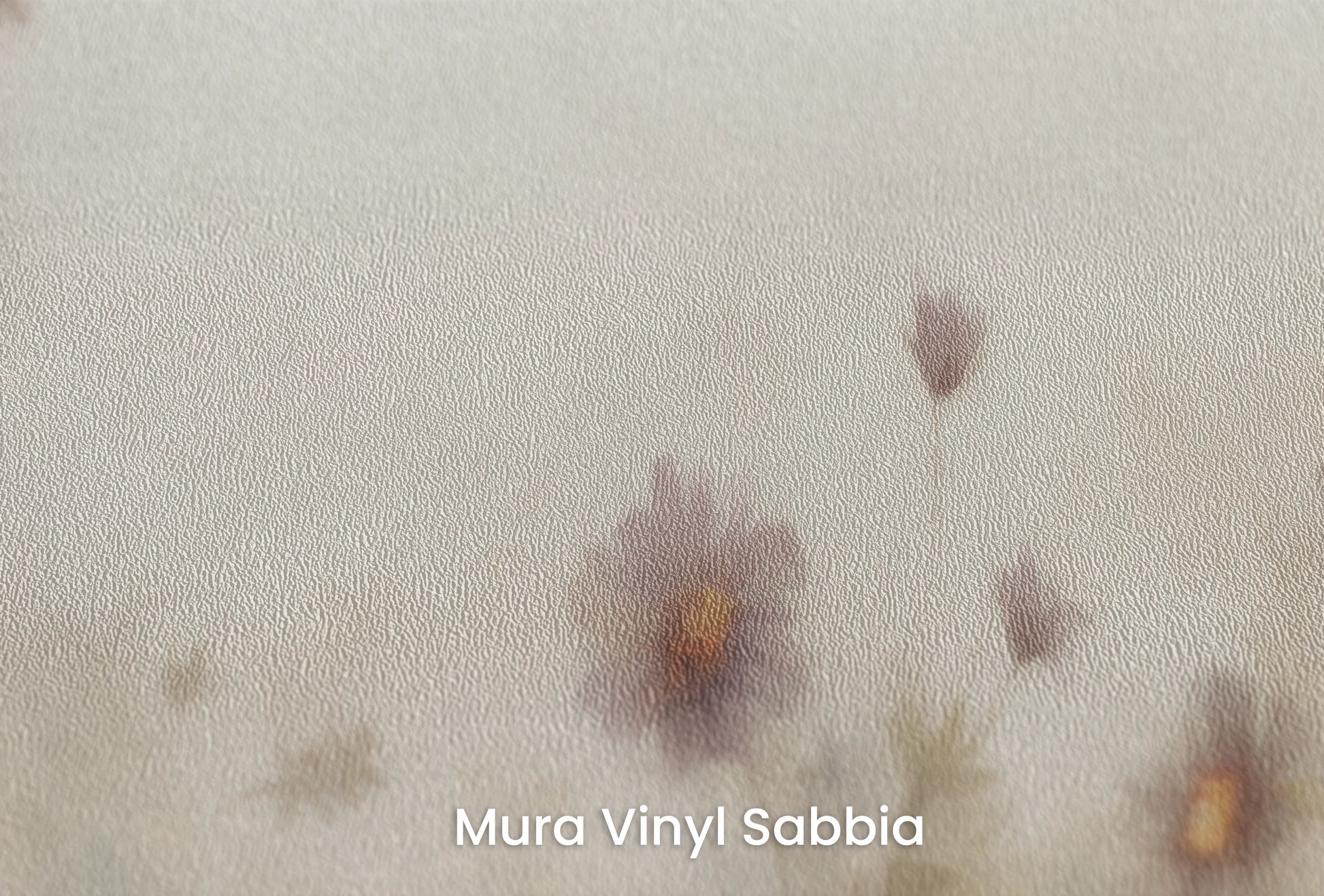 Zbliżenie na artystyczną fototapetę o nazwie Serene Blossoms na podłożu Mura Vinyl Sabbia struktura grubego ziarna piasku.