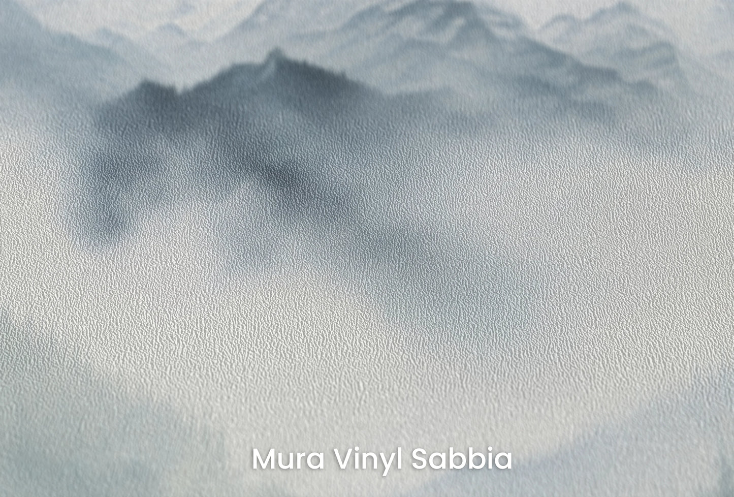 Zbliżenie na artystyczną fototapetę o nazwie Misty Mountain na podłożu Mura Vinyl Sabbia struktura grubego ziarna piasku.