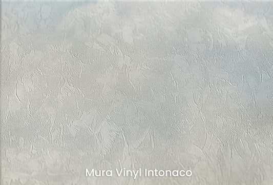 Zbliżenie na artystyczną fototapetę o nazwie HEAVENLY BLUE SERENITY CANVAS na podłożu Mura Vinyl Intonaco - struktura tartego tynku.
